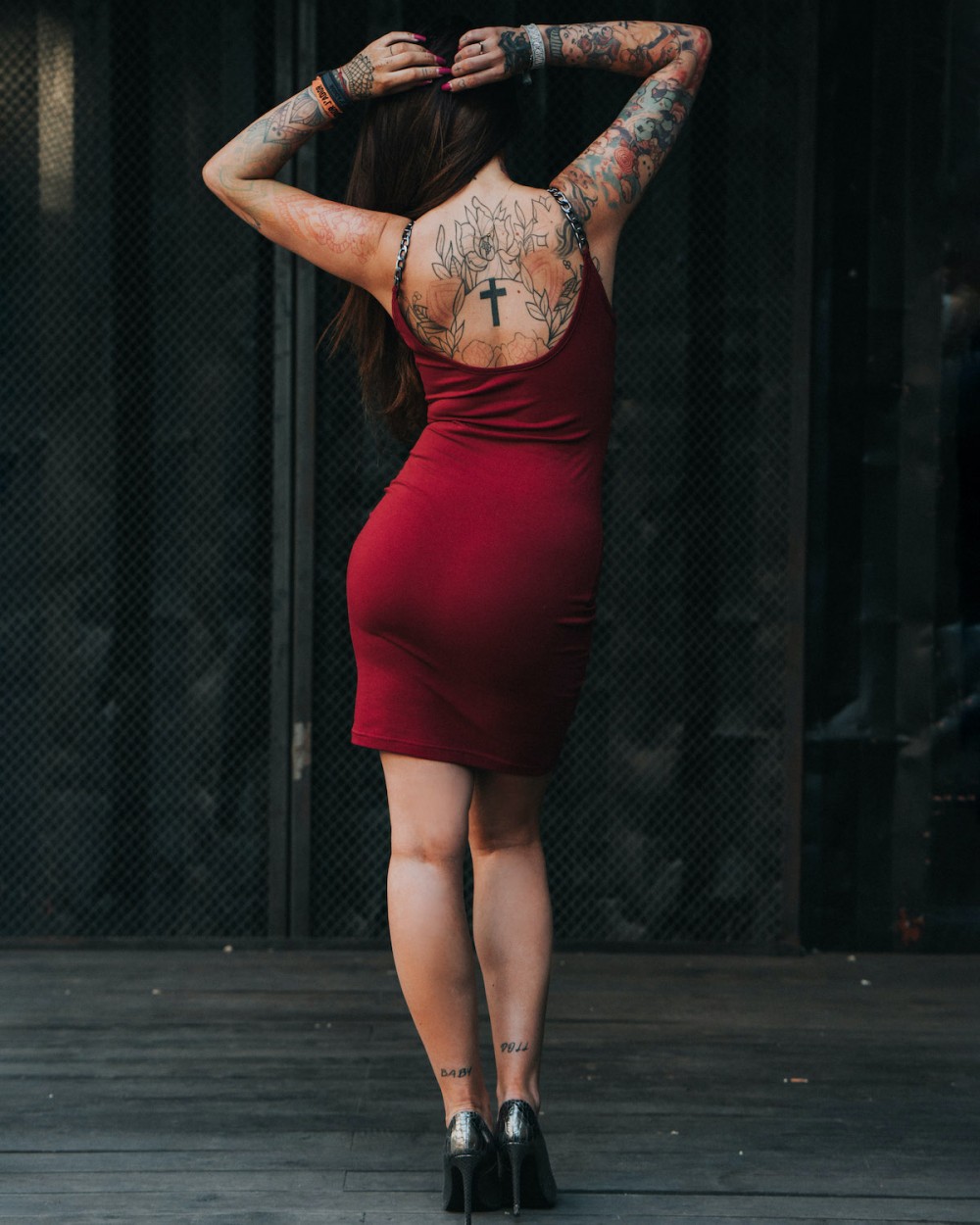 sukienka_bordo_z_lancuchami_chain_smoky_wine_military_1