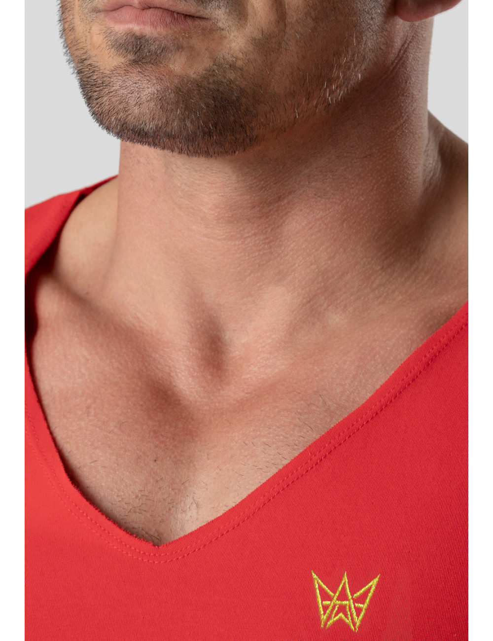 t_shirt_dekolt_czerwony_official_tres_amigos_crimson_11
